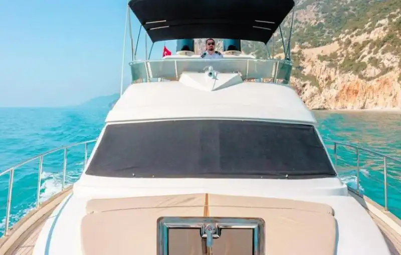 Самое эксклюзивное голубое путешествие – 14-метровая моторная яхта