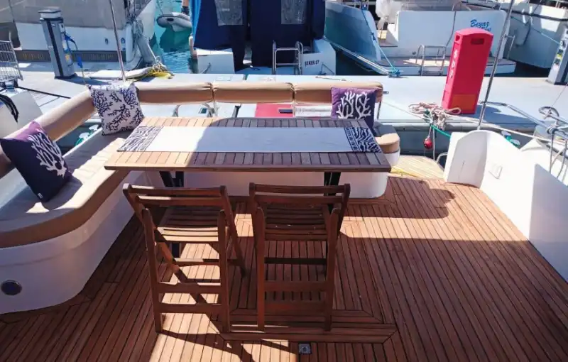 Полностью оборудованная 15-метровая моторная яхта для комфортного отдыха