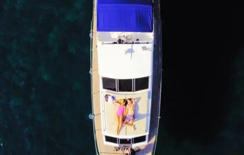 Полностью оборудованная 15-метровая моторная яхта для комфортного отдыха