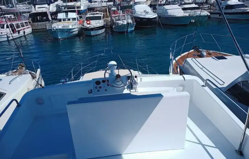 Полностью оборудованная 15-метровая моторная яхта для комфортного отдыха
