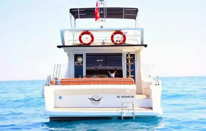 Kemer’den Hareket Eden 12 Kişilik Uygun Fiyatlı Yat Kiralama Seçeneği
