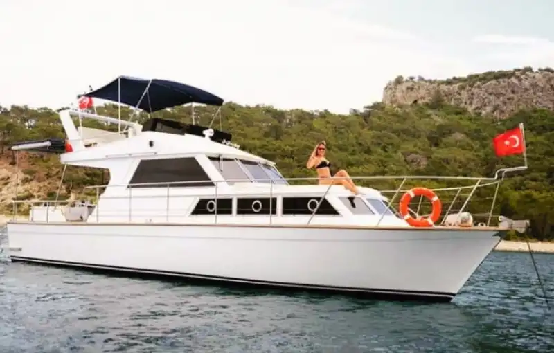 Полностью оборудованная 15-метровая моторная яхта для комфортного отдыха