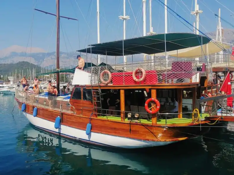 Незабываемые воспоминания на яхте, сочетающей роскошь и развлечения