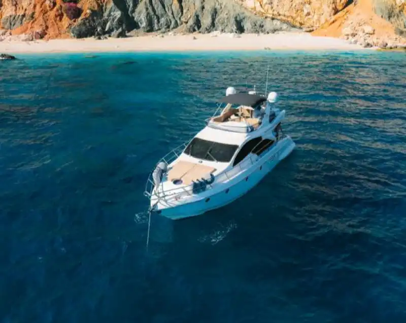 An Unforgettable Sea Holiday in the Turquoise Waters of the Mediterranean with a 3-Cabin Azimut