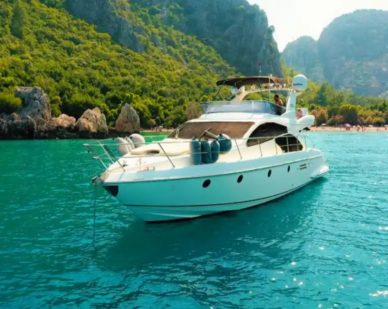 An Unforgettable Sea Holiday in the Turquoise Waters of the Mediterranean with a 3-Cabin Azimut