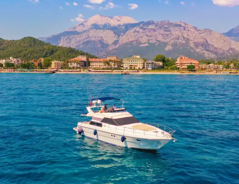 Роскошь и комфорт на море: эксклюзивный опыт на яхте в Кемере