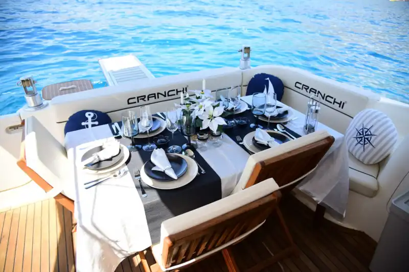 Наслаждайтесь морем на яхте вместимостью 12 человек в Кемере