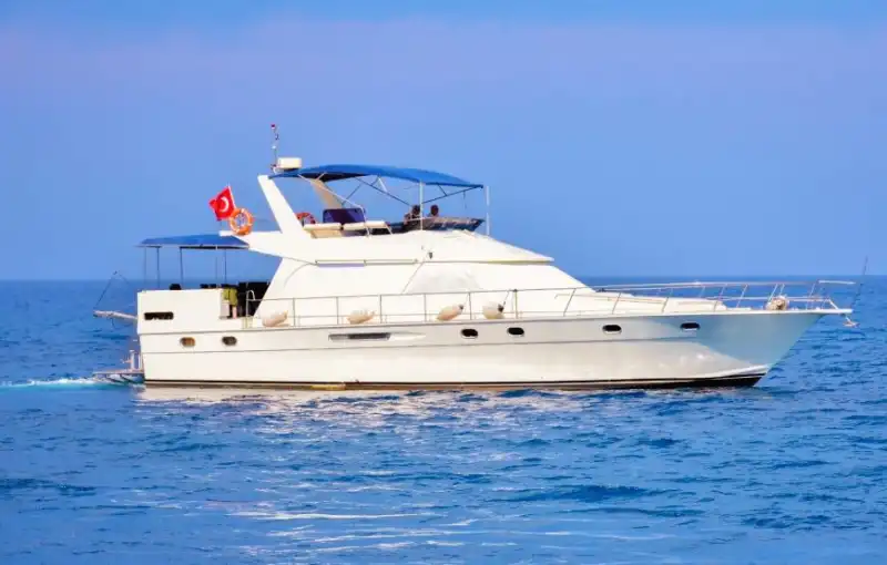 İş Toplantılarınız ve Özel Organizasyonlarınız İçin Kemer’de Motoryat Kiralama