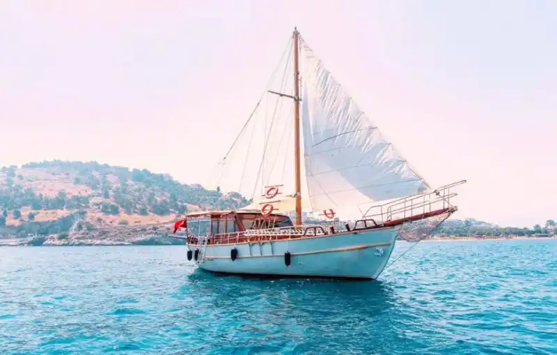 Доступный морской отдых в Кушадасы с размещением на 2-каютной яхте для 4 человек