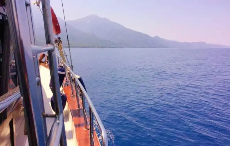 Доступный морской отдых в Кушадасы с размещением на 2-каютной яхте для 4 человек