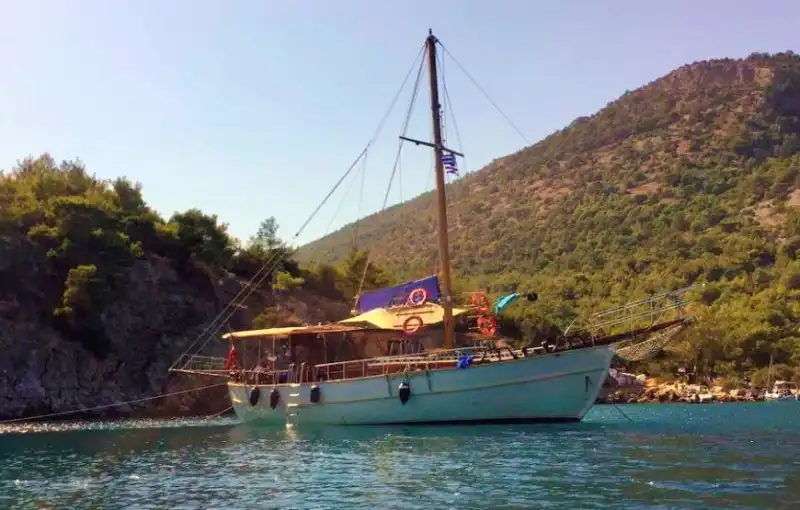 Доступный морской отдых в Кушадасы с размещением на 2-каютной яхте для 4 человек