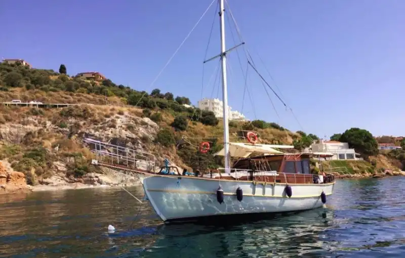 Доступный морской отдых в Кушадасы с размещением на 2-каютной яхте для 4 человек