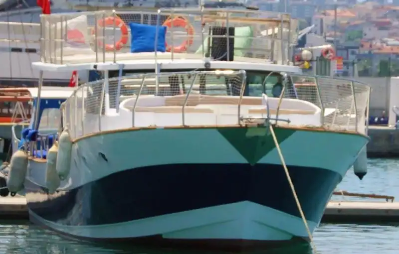 Насладитесь круизом на 14-метровой яхте вместимостью 10 человек