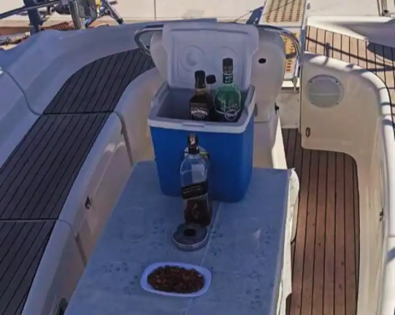 Покорите ветер в Кушадасы: Аренда яхты Beneteau!