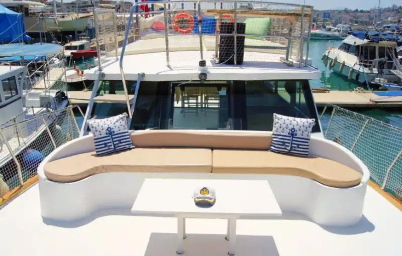 Насладитесь круизом на 14-метровой яхте вместимостью 10 человек