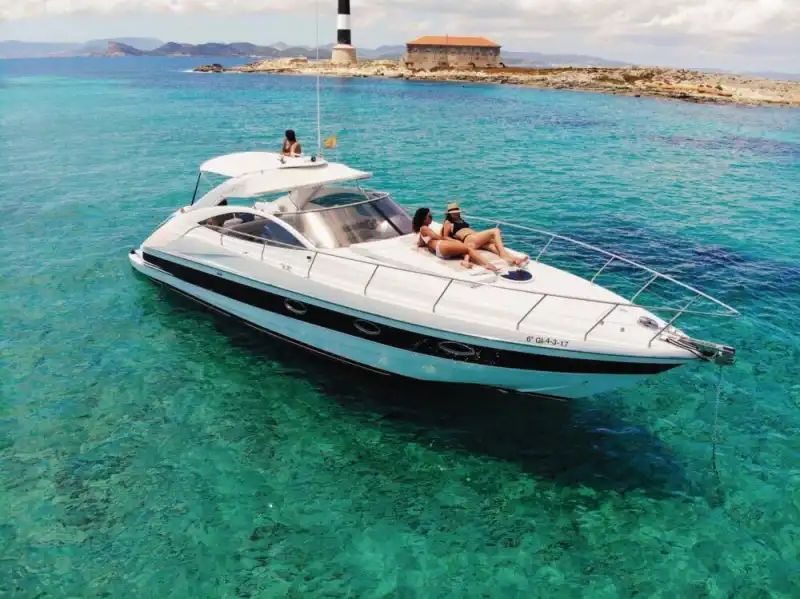 Проведите деловую встречу на море: Прокат яхты Pershing