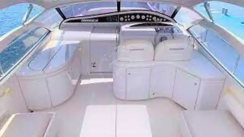 Проведите деловую встречу на море: Прокат яхты Pershing