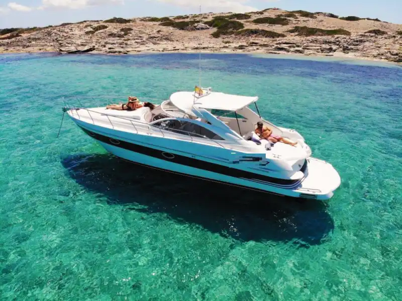 Проведите деловую встречу на море: Прокат яхты Pershing