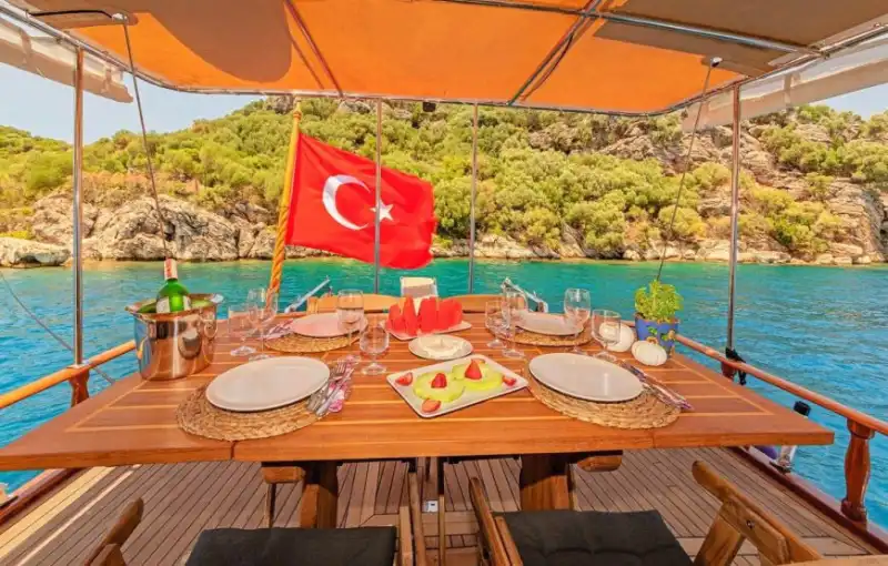 Marmaris’in Gizli Koylarını Keşfedin: Konforlu ve Şık Tekne Deneyimi