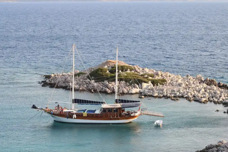 Geniş Güverte, Barbekü ve Tam Donanımlı Mutfat ile Özel Gulet Tatili