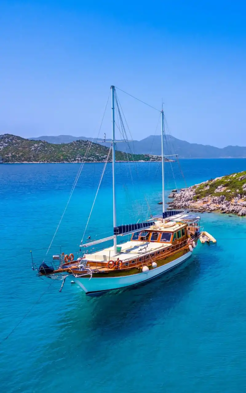 Geniş Güverte, Barbekü ve Tam Donanımlı Mutfat ile Özel Gulet Tatili