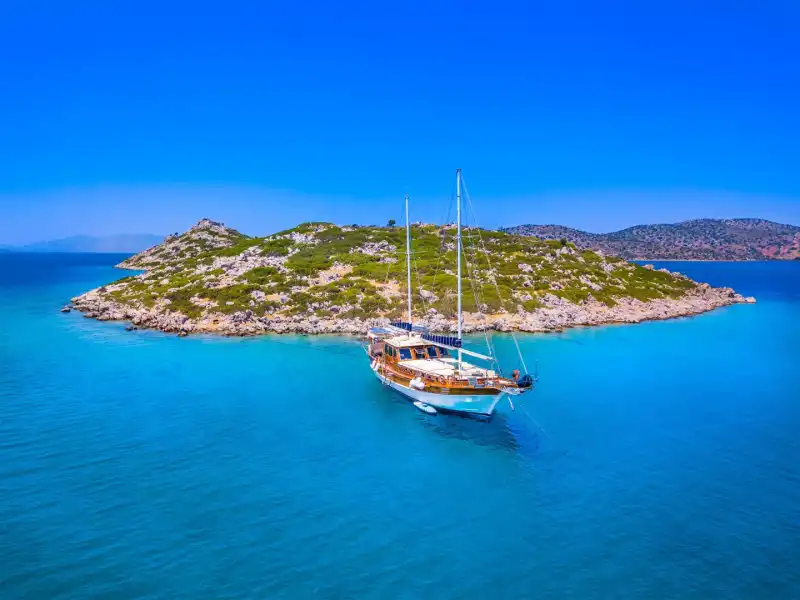 Geniş Güverte, Barbekü ve Tam Donanımlı Mutfat ile Özel Gulet Tatili