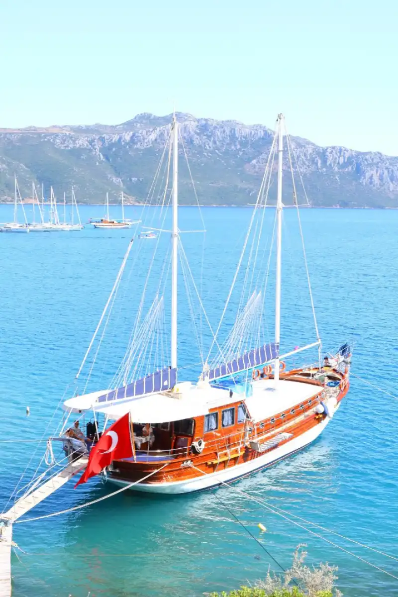 Geniş Güverte, Barbekü ve Tam Donanımlı Mutfat ile Özel Gulet Tatili