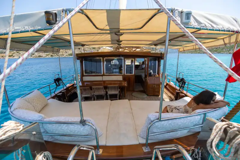 Geniş Güverte, Barbekü ve Tam Donanımlı Mutfat ile Özel Gulet Tatili
