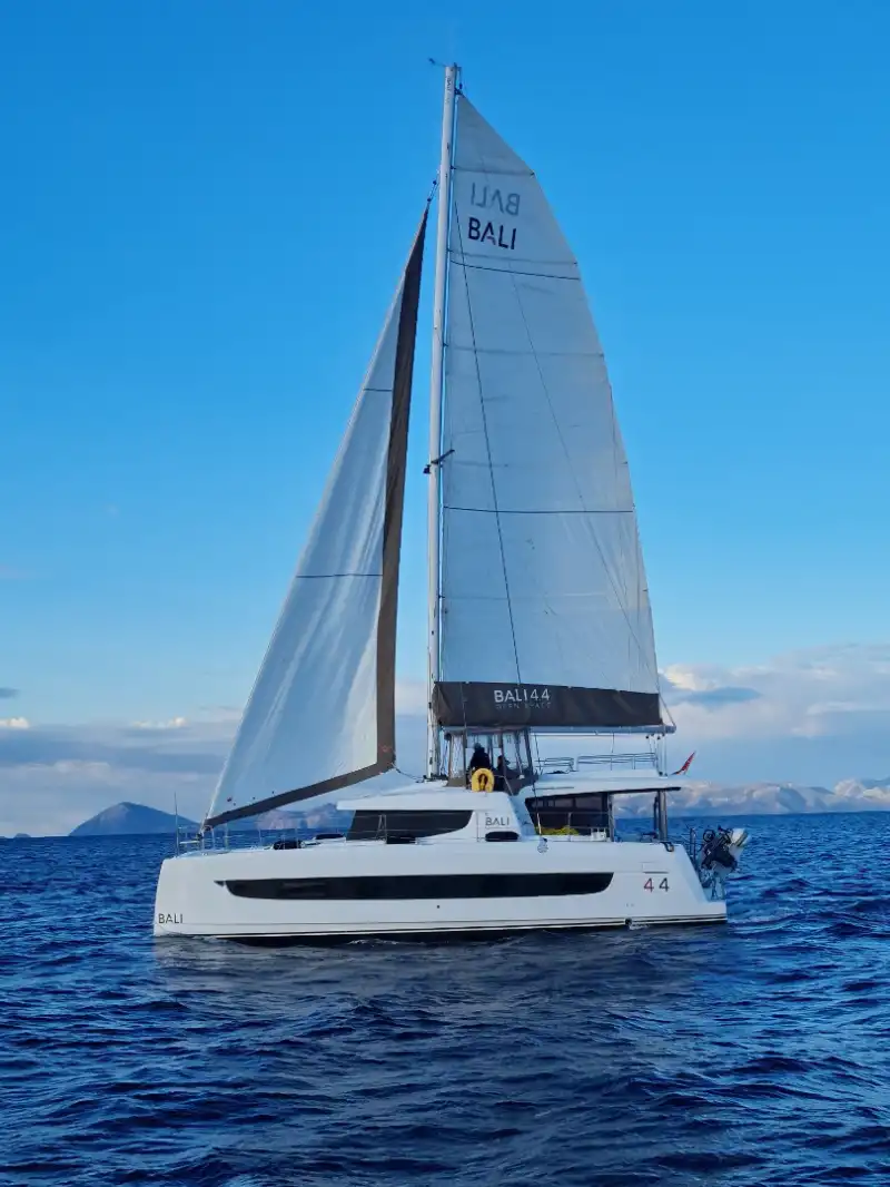 Göcek'te Bali 4.4 Kaptansız Katamaran Kiralama | 2022 Model 4+1 Kabin Bareboat