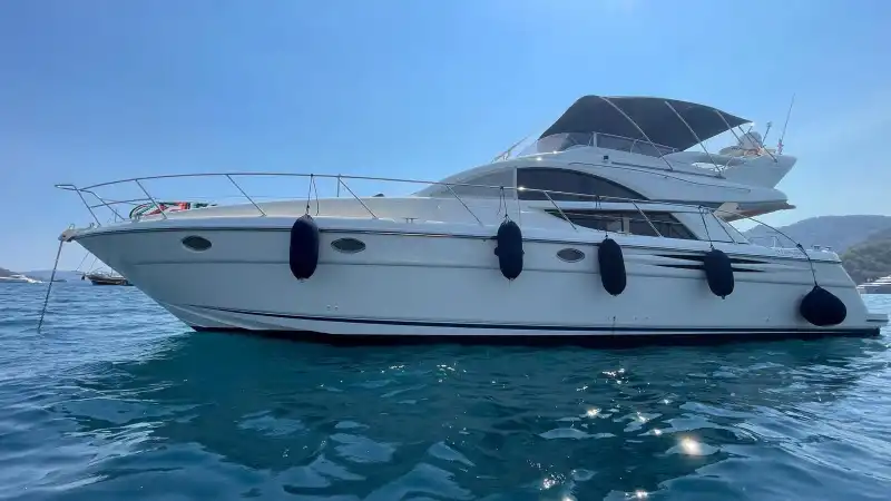 Göcek’te Günübirlik & Konaklamalı Motor Yat Kiralama (10 Kişi) | 3 Kabin, Klima, 12 Adalar