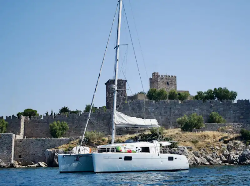 Bodrum'da 15 Metrelik Katamaran ile Günübirlik ve Konaklamalı Katamaran