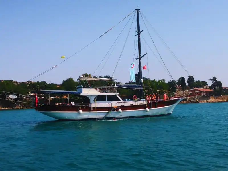 Почасовая или дневная аренда лодки вместимостью до 32 человек в Сиде