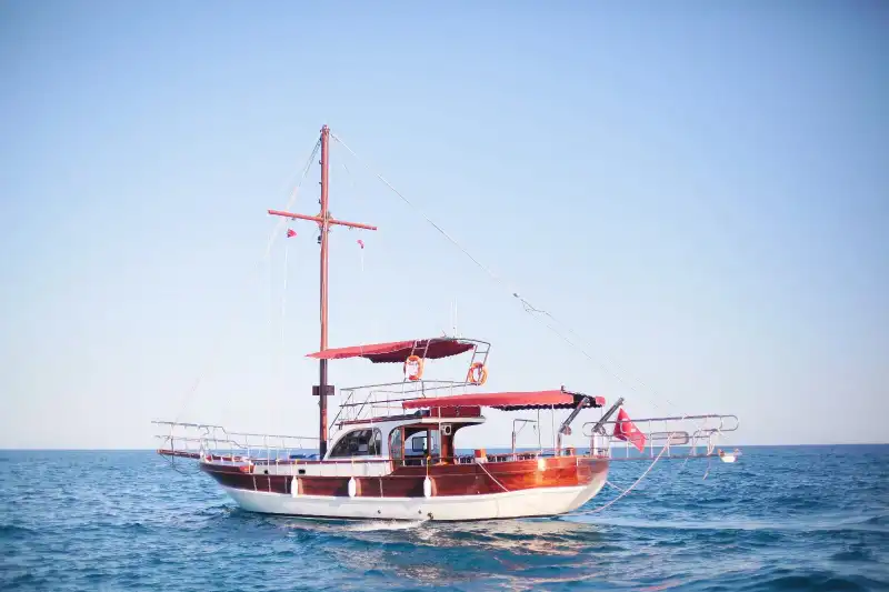 Почасовая или дневная аренда лодки вместимостью до 32 человек в Сиде