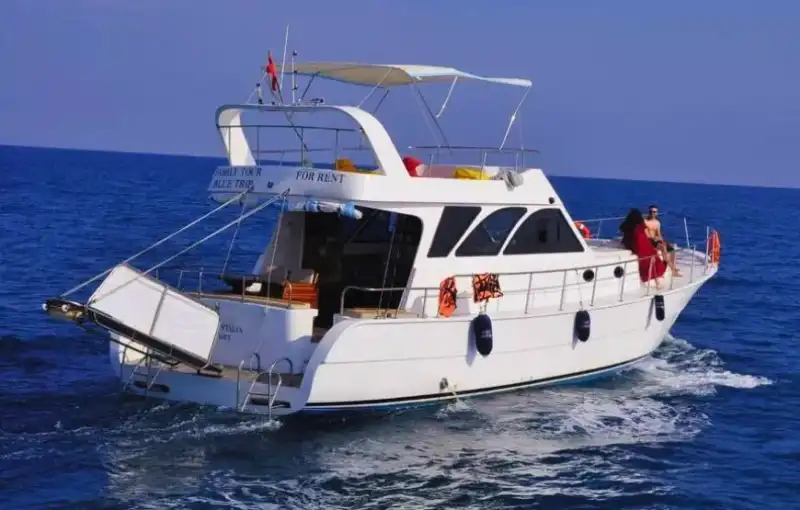 День, наполненный музыкой и развлечениями, в синих водах Сиде