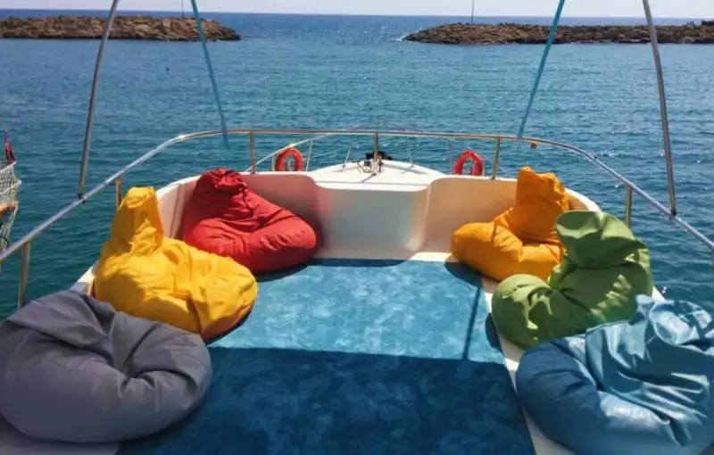 День, наполненный музыкой и развлечениями, в синих водах Сиде