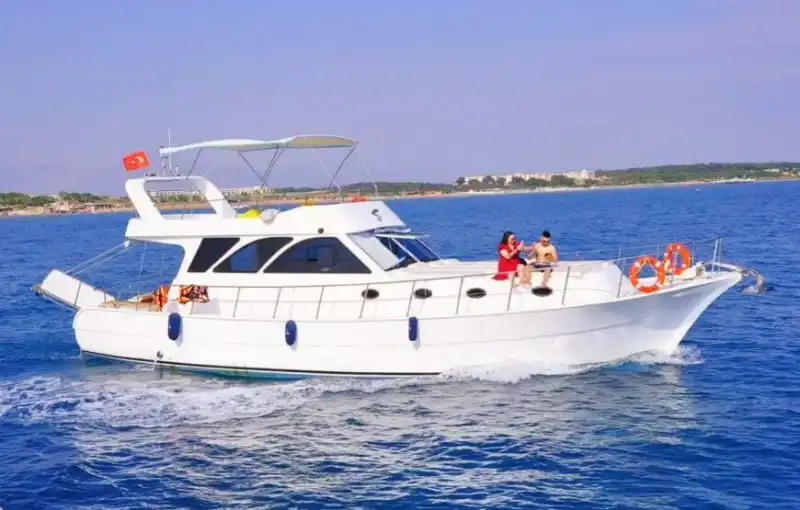 День, наполненный музыкой и развлечениями, в синих водах Сиде