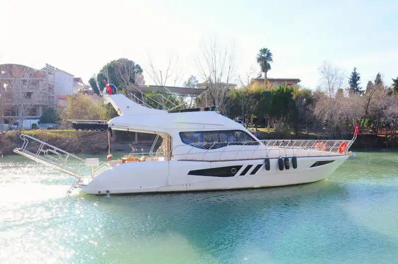  Элегантная и современная моторная яхта для выпускных вечеринок и особых мероприятий в Сиде