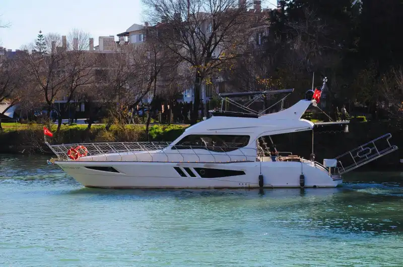  Элегантная и современная моторная яхта для выпускных вечеринок и особых мероприятий в Сиде