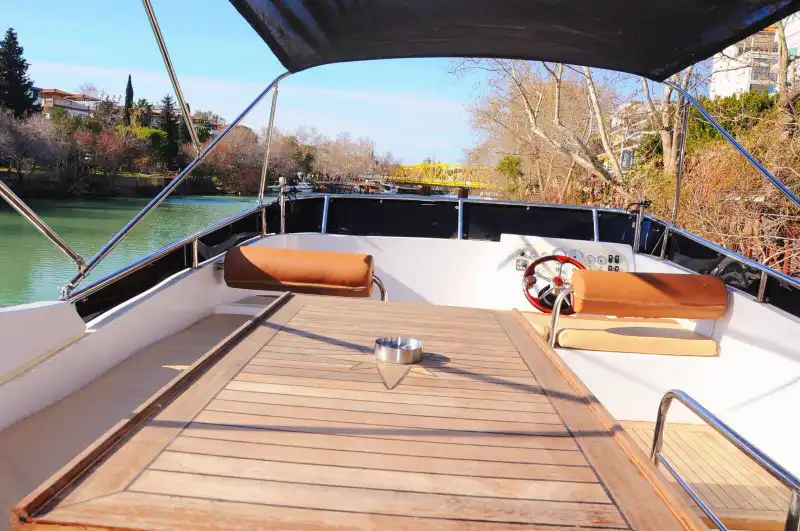  Элегантная и современная моторная яхта для выпускных вечеринок и особых мероприятий в Сиде